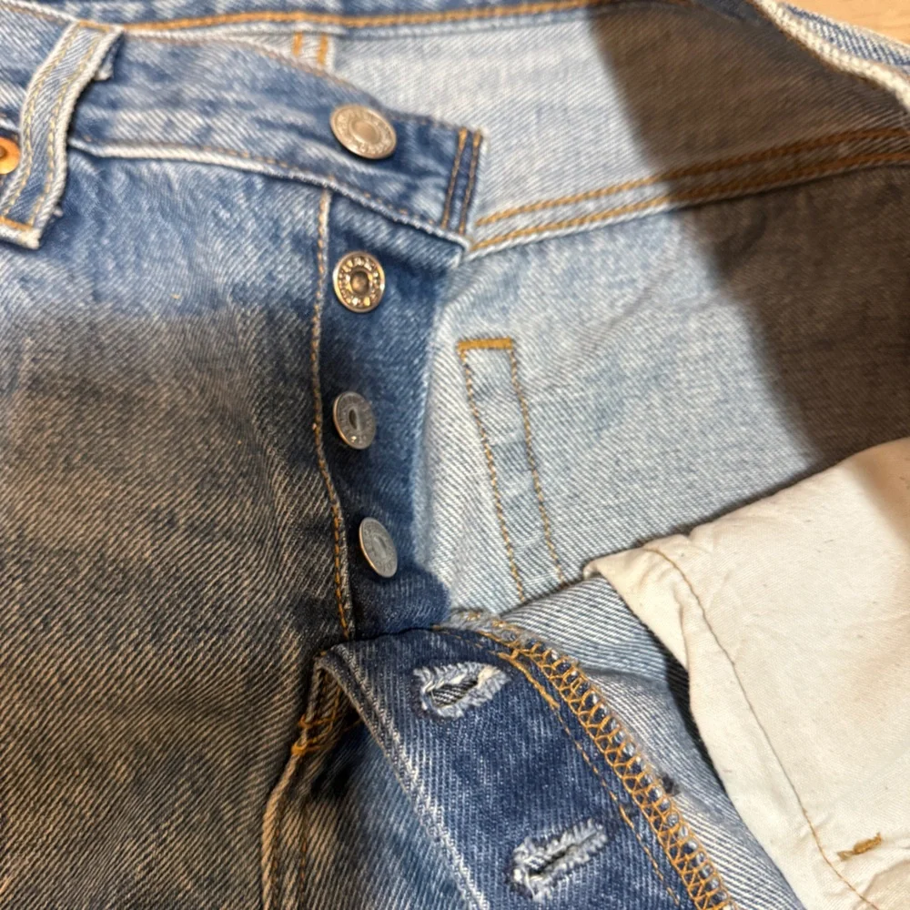 501s 29w x 28L Levi's Relaxed Fit Distressed Blue Jeans - Picture 3 of 12